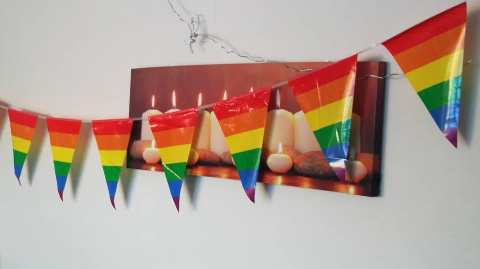 Inne i lokalen hänger prideflaggor, en symbol för hbtq-personers rättigheter.