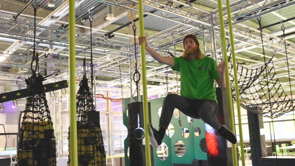 Per Holmlund Viklund arrangerar ninja warrior-tävlingen på 360 trampoline center.