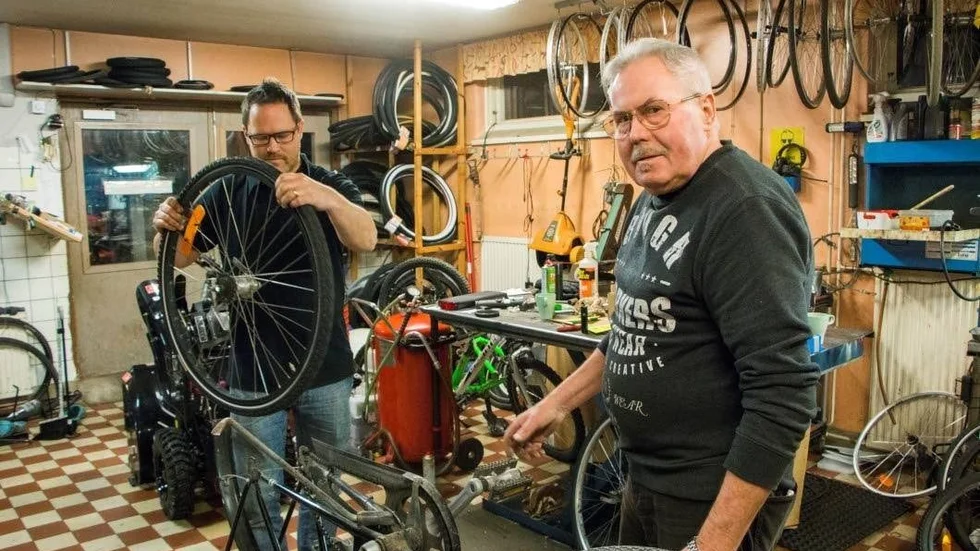 Trots att Lester Holmberg uppnått pensionålder för några år sedan knogar han vidare i verkstaden tillsammans med sonen Fredrik Holmberg. Men nu stänger Cykel och fritid.