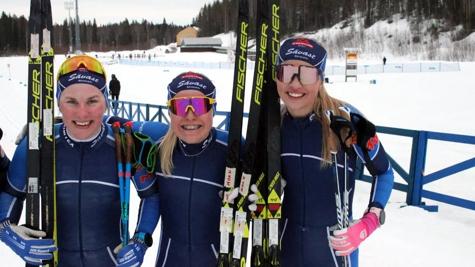 Tre tjejer som gör rätt för namnet Sävastspelen. Från vänster Hilma Törngren (brons), Moa Nilsson (guld) och Carolina Westin (brons) tävlar alla för Sävast Ski Team.