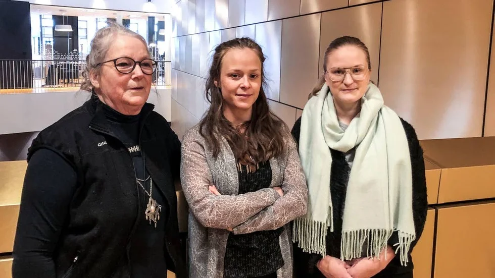 Monika Thelin har samlat in 40 förlossningsberättelser där Lina Maria Viitala och Marie Rahkola delade med sig av sina erfarenheter.