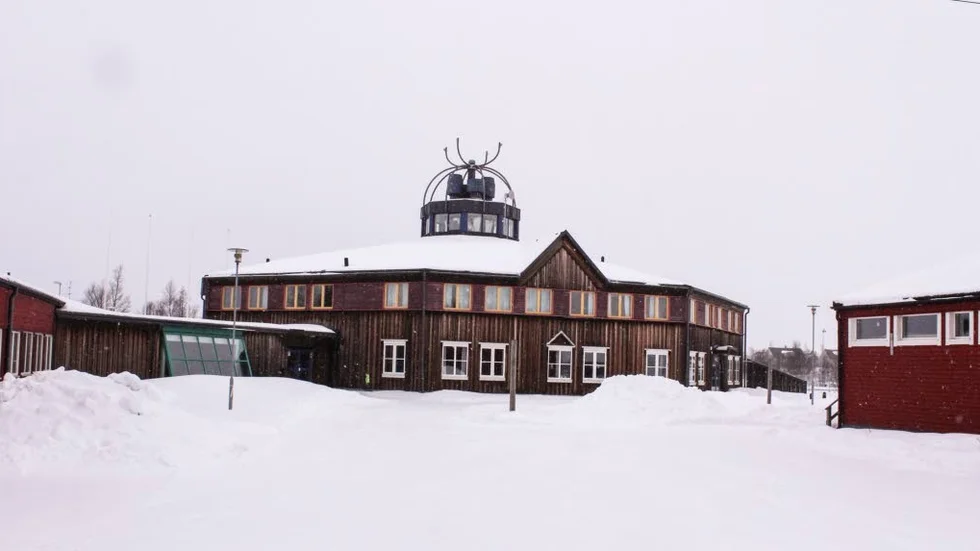 KYLA. Elever och lärare vid Karesuando skola fick stanna hemma under måndagen på grund av kylan som var närmare 40 minusgrader. Måltidspersonalen fanns dock på plats.