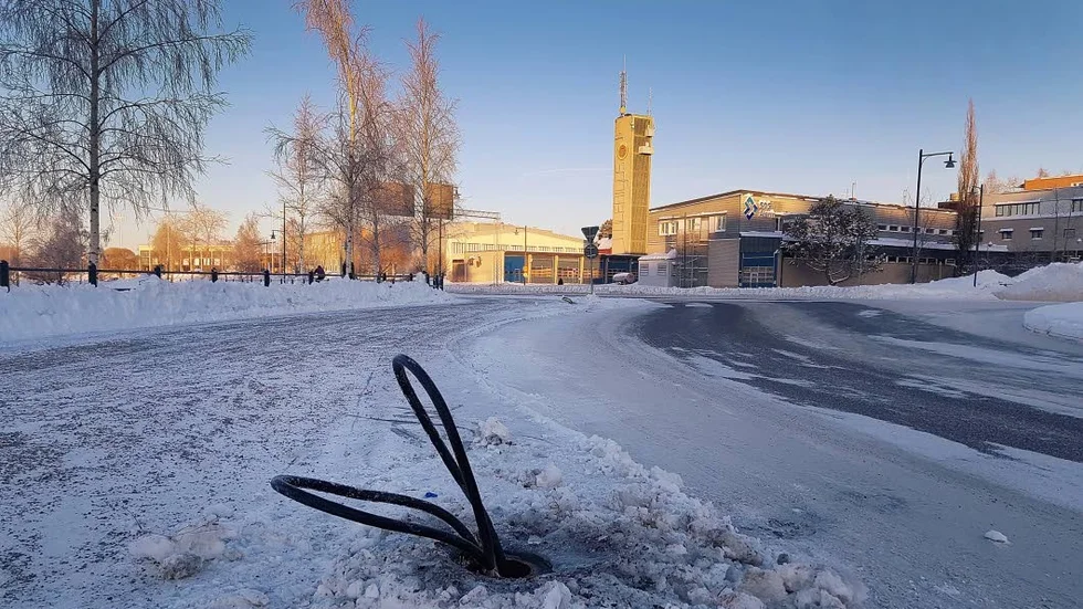 Under onsdagen var det enda som skvallrade om vad som komma skall de lyktstolpar som monterats ner i förväg. NCC ska göra en brunnskonstruktion för dagvatten vilket gör att trafiken måste ledas om.