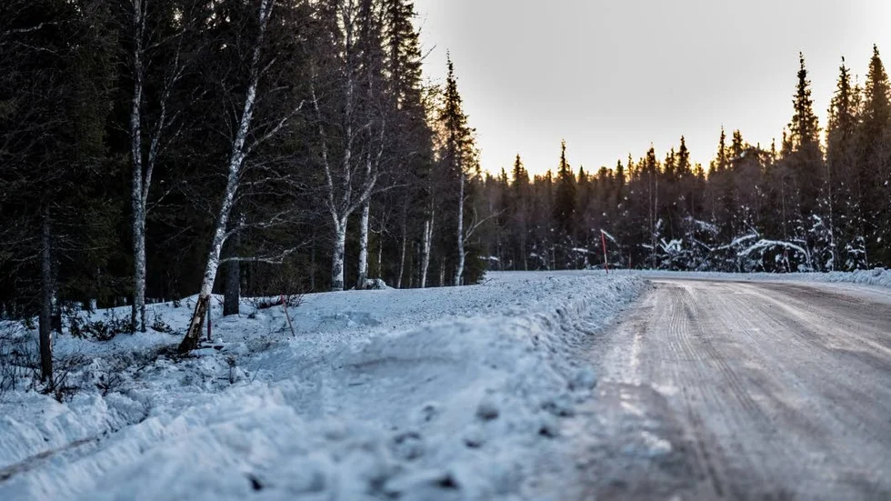 Kurvan kan upplevas som feldoserad och Göran Lanttos teori är att minibussen som misstänks frontalkrockat med lastbilen kan ha kommit över på fel sida av vägen på grund av detta.