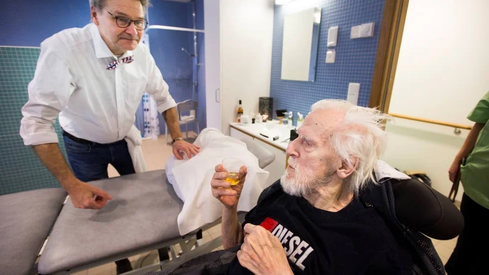 En rakning med en virrepinne, det hör inte direkt till vardagen på hemmet.