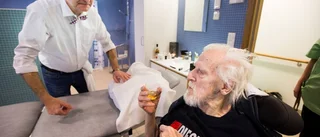 Barberaren ger form åt skägg på äldreboende