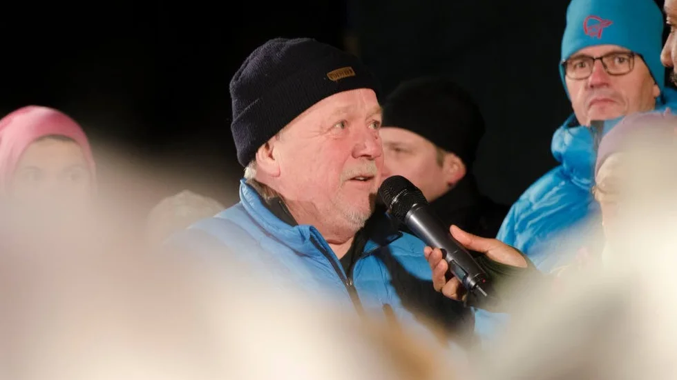 Kjell Ragnestam blir intervjuad på scen efter vinst i lotteriet.