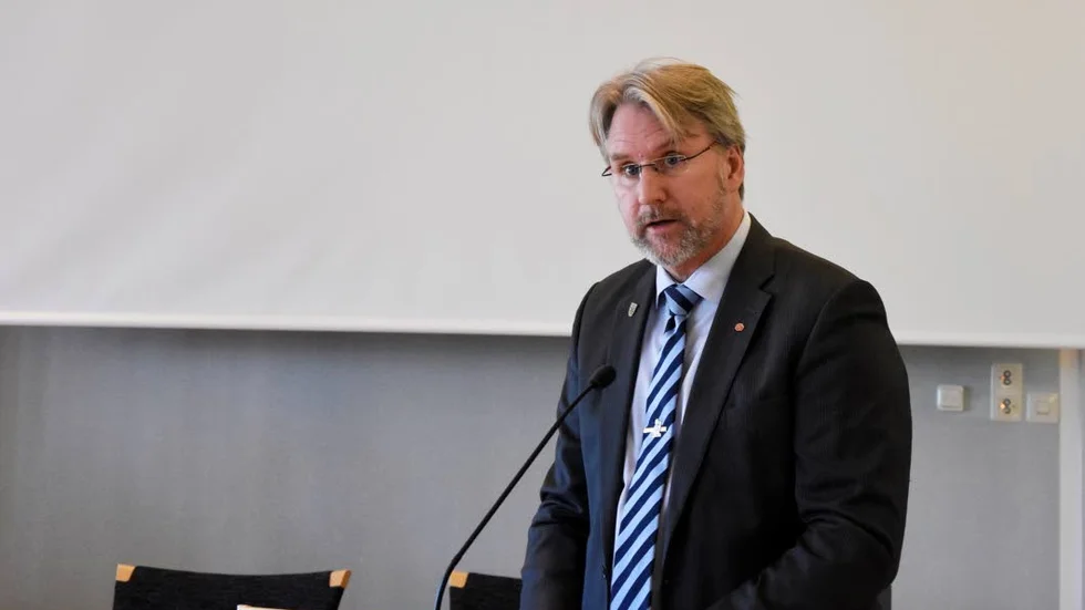 Robert Bernhardsson (S) ångrar inte sitt handslag.