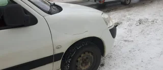 Vägskylt vållade bilskada