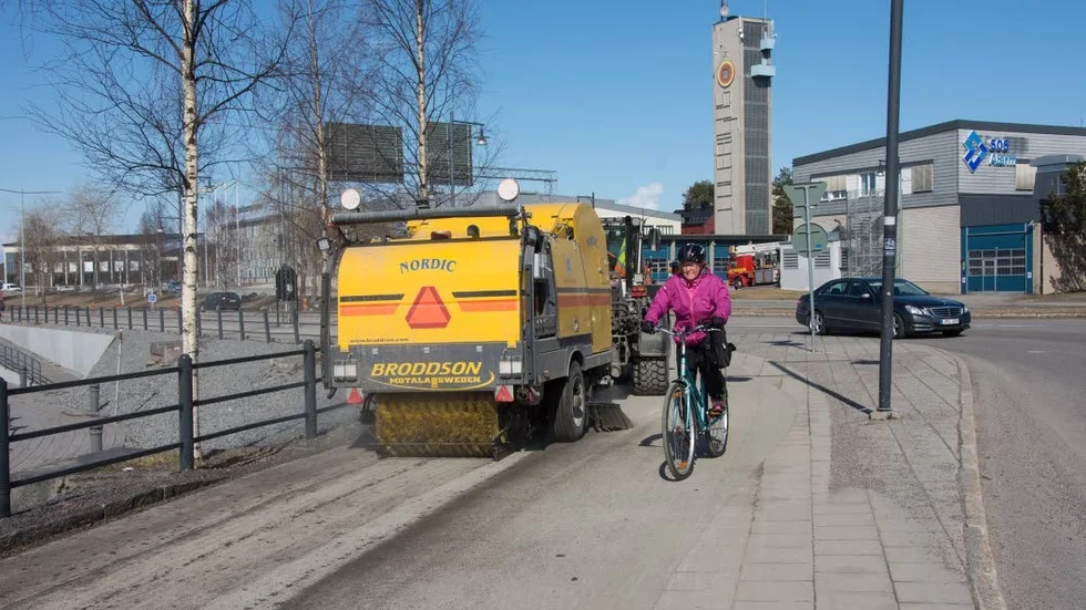 Nu är det dags. I dagarna börjar Luleås gång- och cykelvägar att sopas fria från allt grus som lagts ut i vinter. Just denna bild togs förra året.