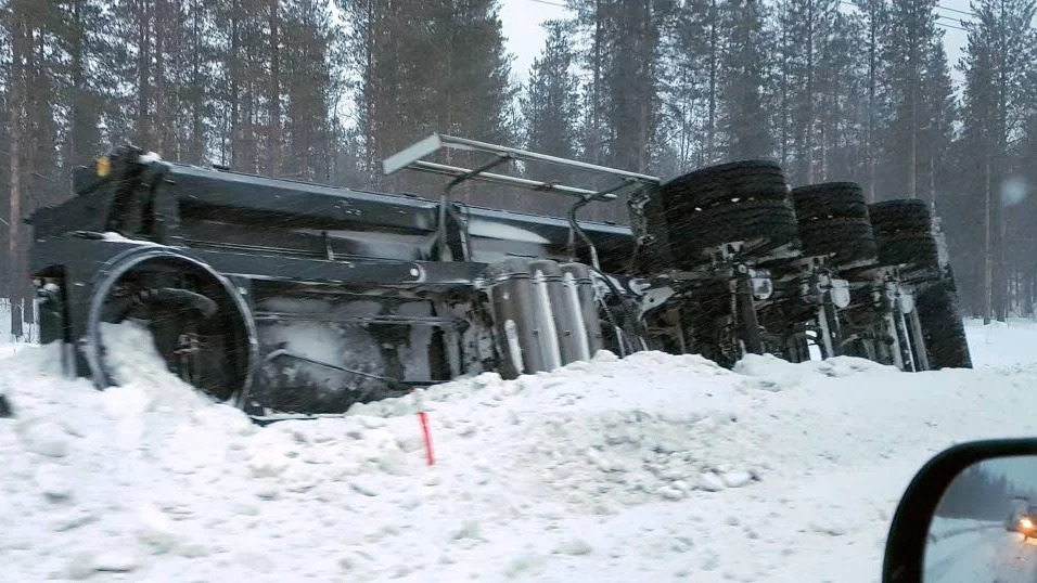 Bärgningen pågick under fredagskvällen. Arbetet avslutades vid 23-tiden.
