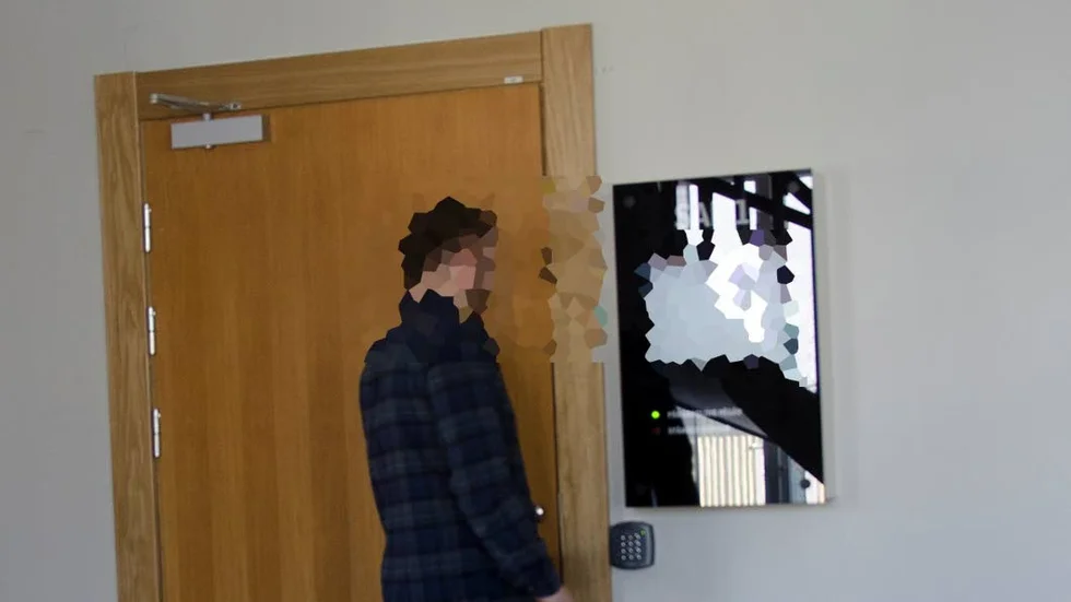 Mannen döms på alla åtalspunkter till påföljden tre månaders fängelse.