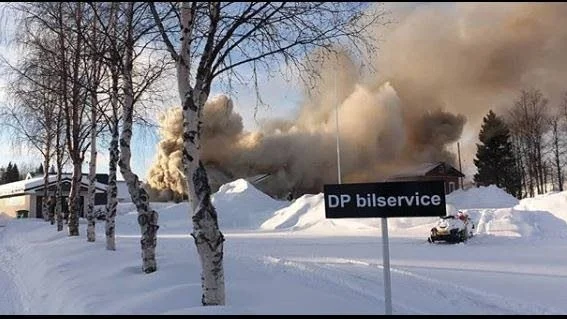 Huset i Kangos blev snabbt övertänt och brann ner.