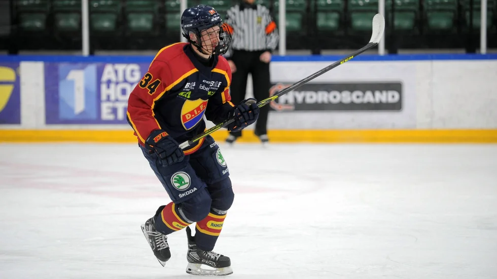 Arvid Bergström spelade i Djurgården J18-lag ifjol, i år dubblerar han med spel både i J18 och J20. Hur han ska klara av det tuffa arbetet? – Det är viktigt att sova och äta och ta den vila man får. Att vara noggrann med det, säger han.