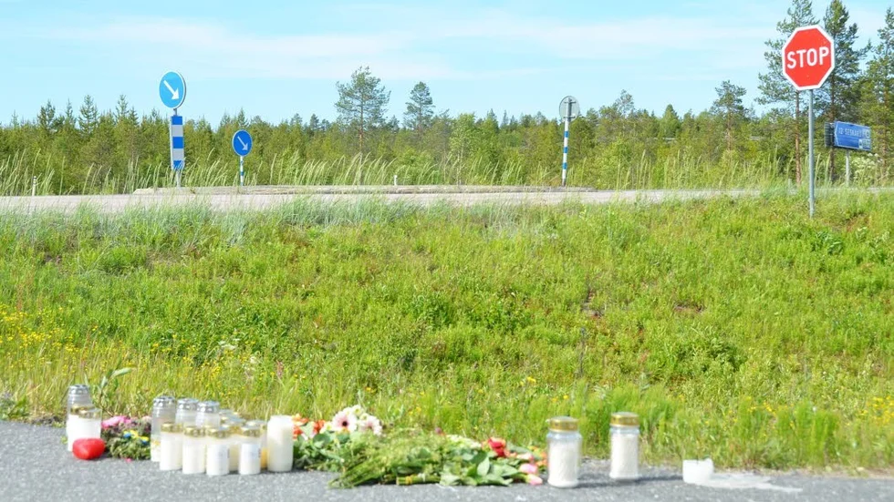 Blommor, ljus och kort vid infarten till samåkningsparkeringen, strax innan utfarten på E4:an där en kvinna omkom i juni 2018. (Arkivbild)