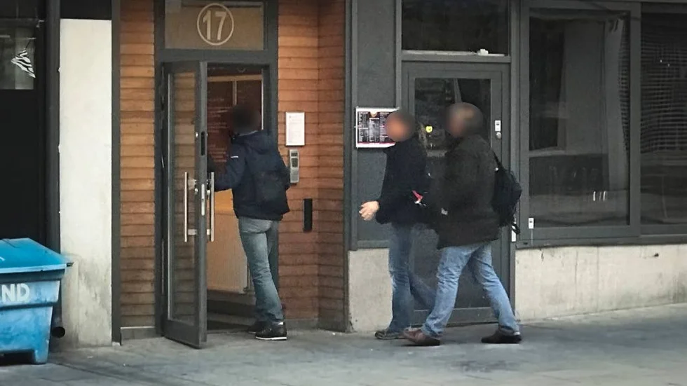 Förra året gjorde Ekobrottsmyndigheten ett tillslag. Här syns poliser på väg in till företagets kontor i Uppsala.