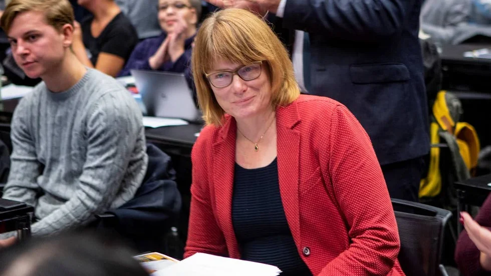 Eva Edwardsson (L), kommunfullmäktiges ordförande, anser att fem nämnder bryter mot kommunallagen.