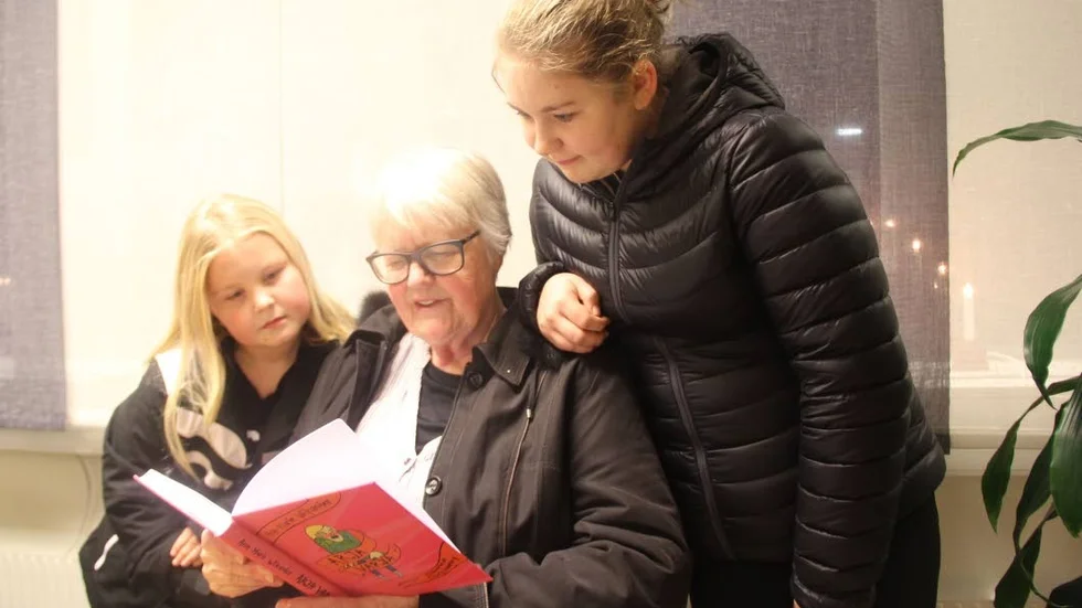 Hon var 61 år när hon debuterade som författare. Nu - tio år senare ger Ann-Marie Wikander ut sin femte bok. På bilden ser vi även hennes barnbarn Moa och Linnea Wikander.