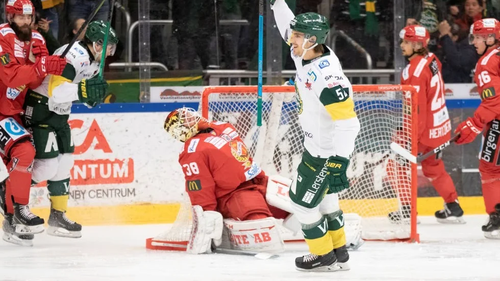 Björklövens August Tornkvist jublar över ett av gästernas mål i segermatchen mot Almtuna. Hemmamålvakten Oscar Fröberg deppar i bakgrunden.