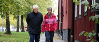 De blir omringade av nya höga hus