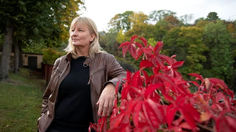 Karin Smirnoff är född 1964 i Umeå, uppvuxen runt Stockholm och nu boende i Piteå. Debutromanen "Jag for ner till bror" är nominerad till Augustpriset.