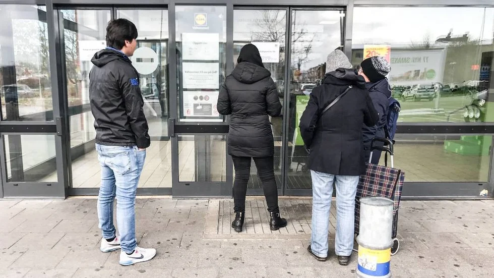 Utanför Lidl står folk och läser på en lapp där det det framgår att butiken rånats.