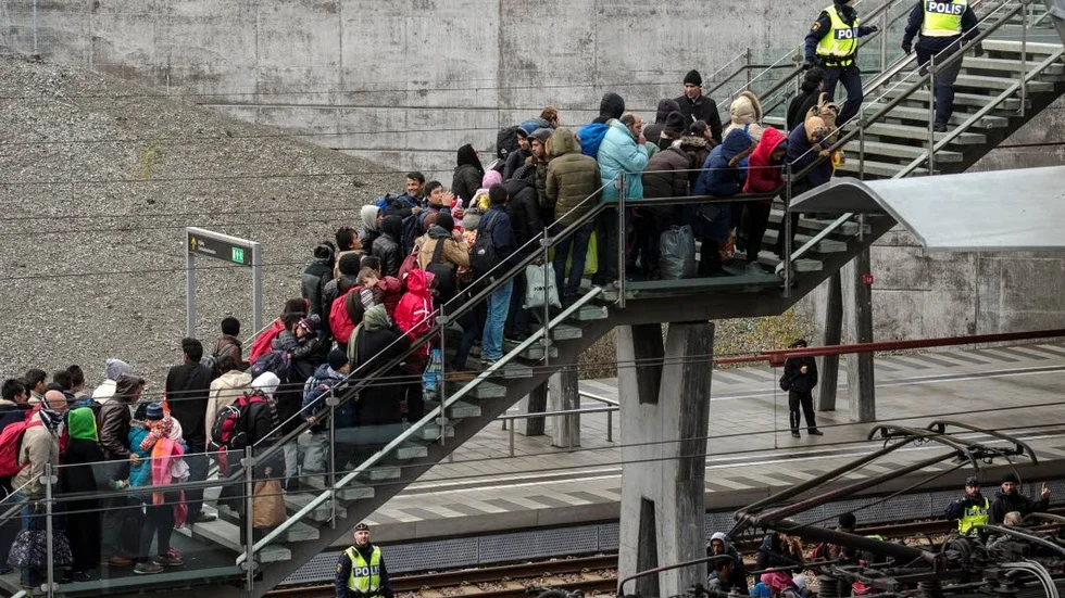 Asylsökande anländer till  Hyllie station utanför Malmö i november 2015. På kort tid  uppstod en omfattande marknad för mottagande av ensamkommande ungdomar. Arkivbild.