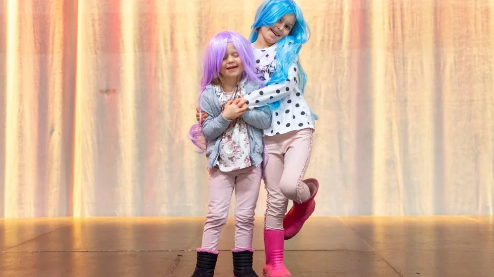 Louisa Lindell, 5 år håller om sin lillasyster Josephine Lindell. De tycker Dolly Styles konsert var jättebra.