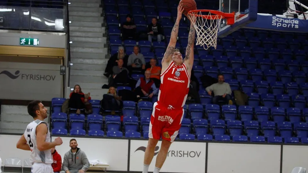 Axel Nordström dunkar i två av sina 34 poäng mot Köping.