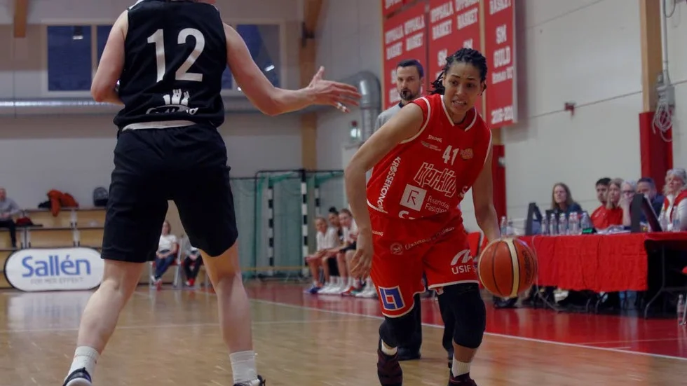 Ashleigh Brown stod för 15 poäng i mötet med Visby. Här rundar hon gästernas Veronika Mirkovic och slänger i en tvåa.