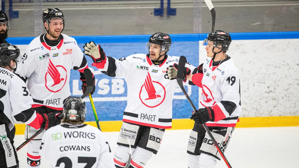 Backen Johan Pettersson blev tvåmålsskytt när Kalix vann den första kvartsfinalen i länsderbyt mot Piteå på bortais.