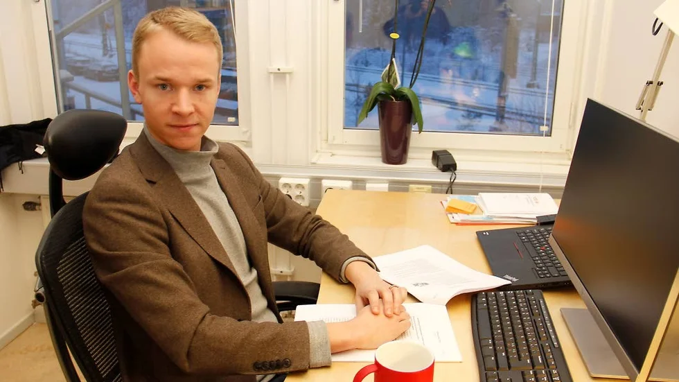 Oppositionsrådet Jesper Englundh (S) anser att det är oansvarigt av minoritetskoalitionen att inte involvera oppositionen tidigt.