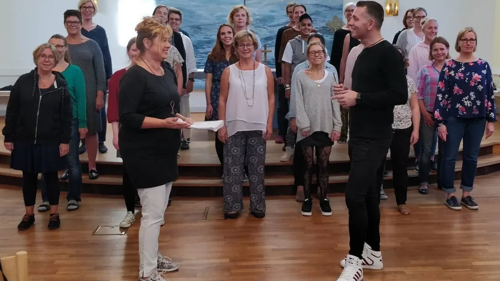 Delar av La Cappella med regissören Anci Hjulström och körledaren Tony Margeta i förgrunden under repetitionerna av "Kraft!".