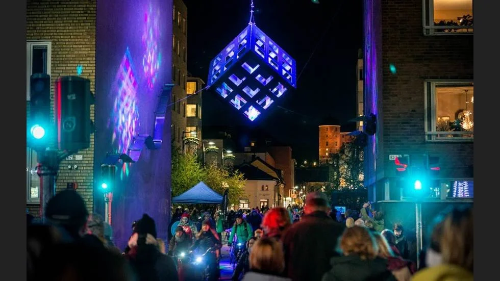 Här syns Space cube av Svante Pettersson i Vretgränd - ett av konstverken som går att beskåda.