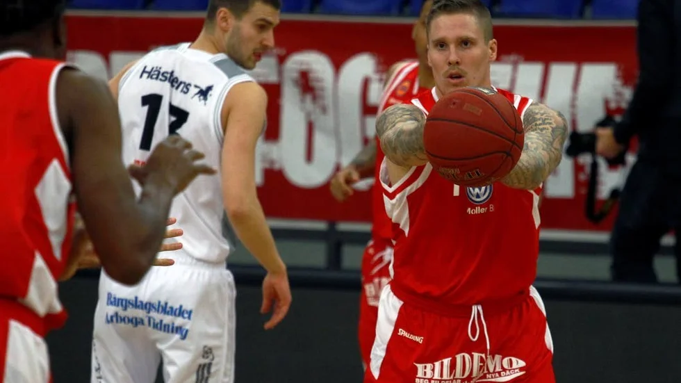 Axel Nordström kommer att fullfölja säsongen i Uppsala trots intresse från andra klubbar.