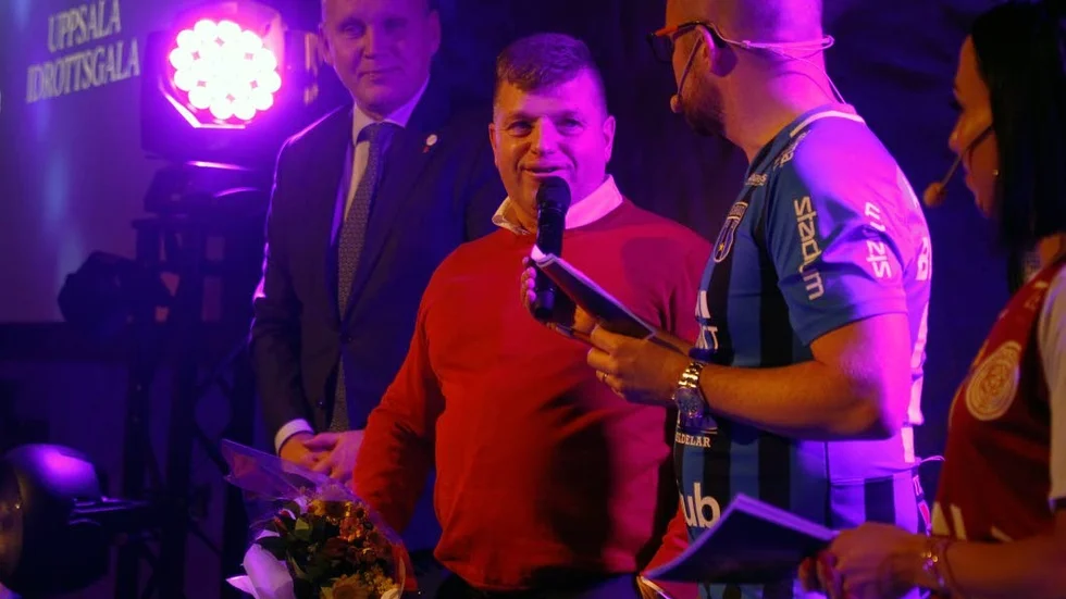 Anders Westin-Bergqivst, ordförande i GF Uppsalaflickorna, tar emot priset på idrottsgalan.