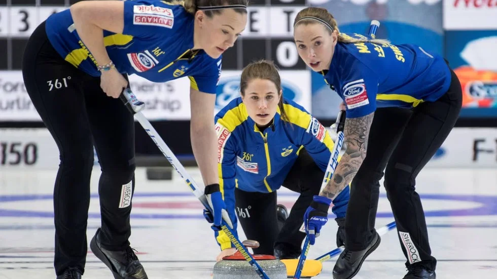 Anna Hasselborg, här omgärdad av Agnes Knochenhauer och Sofia Mabergs, får sällskap i EM-truppen av IK Fyris Johanna Heldin.
