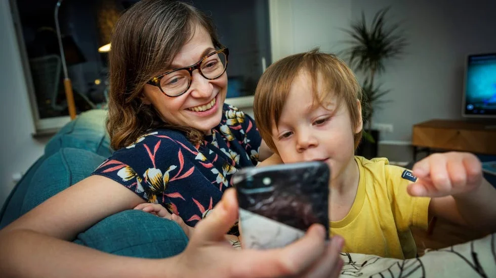 Natalia Urbanska med sonen Elliot Lundin som inspirerade henne att ta fram en app åt föräldrar med barn som har kolik.