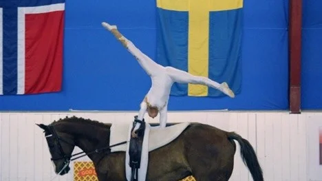 Elin Härkönen i aktion på hästryggen.