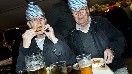 Torbjörn Lewin och Olle Lindberg, båda Uppsala, monterade sina partyhattar på enklast tänkbara sätt.
