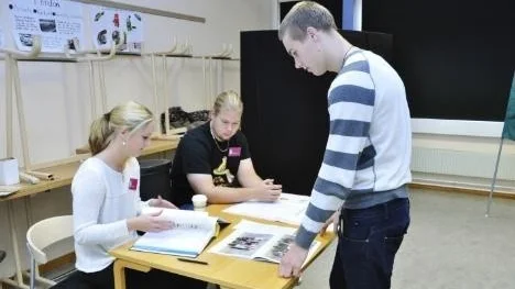 Simon Eriksson i klass F09 har lämnat sitt valkuvert och blir avprickad på listan av valförrättarna Hanna Älvebrink och David Nyman.