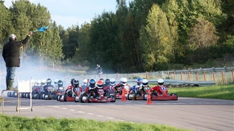 Så här såg det ut vid starten i A-finalen klass Yamaha 100 cc.