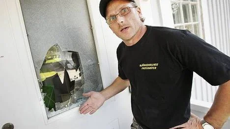 Fastighetsägaren Michael Björkenklint är upprörd över att polisen inte hörde av sig efter att ha slagit sönder dörren.