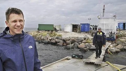 Jakob Levén (t v) är projektledare för undersökningarna som pågår inför utbyggnaden av SFR i Forsmark. Niclas Karlsson (t h) är borrplatskoordinator på kobben där det sista kärnborrhålet på 300 meter snart är färdigt.