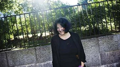 Det har gått fyra år sedan Monika Fagerholms förra roman Den amerikanska flickan publicerades. Efter mycken vånda och en rejäl omstart kommer nu uppföljaren Glitterscenen.