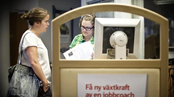 Jobbsökande
Arbetsförmedlingen i Uppsala har drop-in coaching där man får hjälp med att utforma sitt CV. Julia
Ivansson (till vänster) får tips av coachen Anna Bredin på hur ett väldisponerat CV ska se ut.