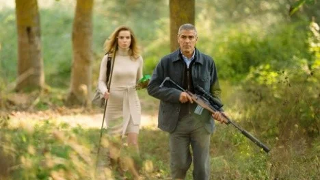 Thekla Reuten (som Mathilde) och George Clooney (som Jack).