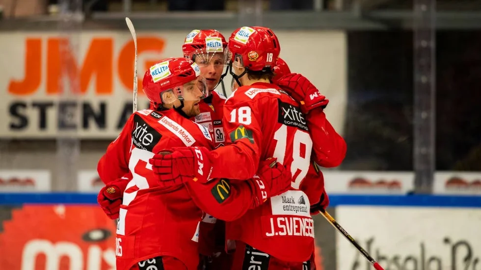 Jens Jakobs har just gjort 1–0 till Almtuna och gratuleras av lagkamraterna. Almtuna vann med 7–1 och bättre på sin redan fina målskillnad.