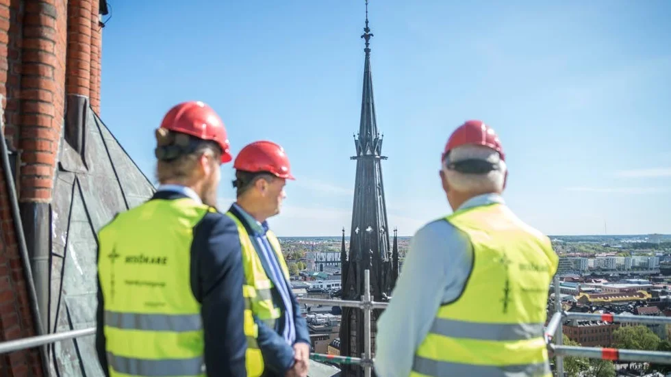 Riksdagsledamöter från Uppsala stift bjöds in till Domkyrkan för att ta del av renoveringsarbetet med de två tornens spiror.  I mitten Kristian Nordlund som är fastighetschef i Svenska kyrkan i Uppsala.