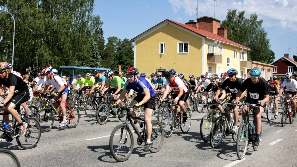 Den 1 juni körs Tärnsjös triathlon Läderloppet för 26:e året i rad. Tvåmannalag tävlar i cykling, löpning och paddling. Bilden är från 2008.